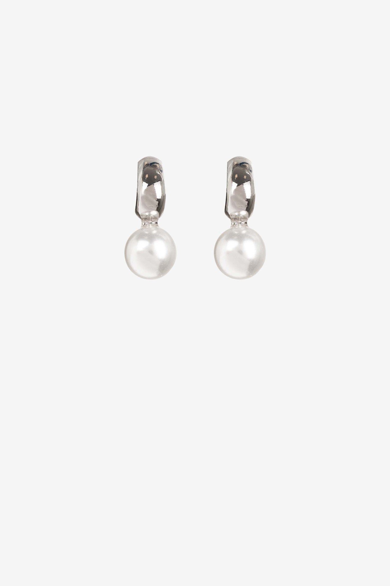 Brincos prateados com prola