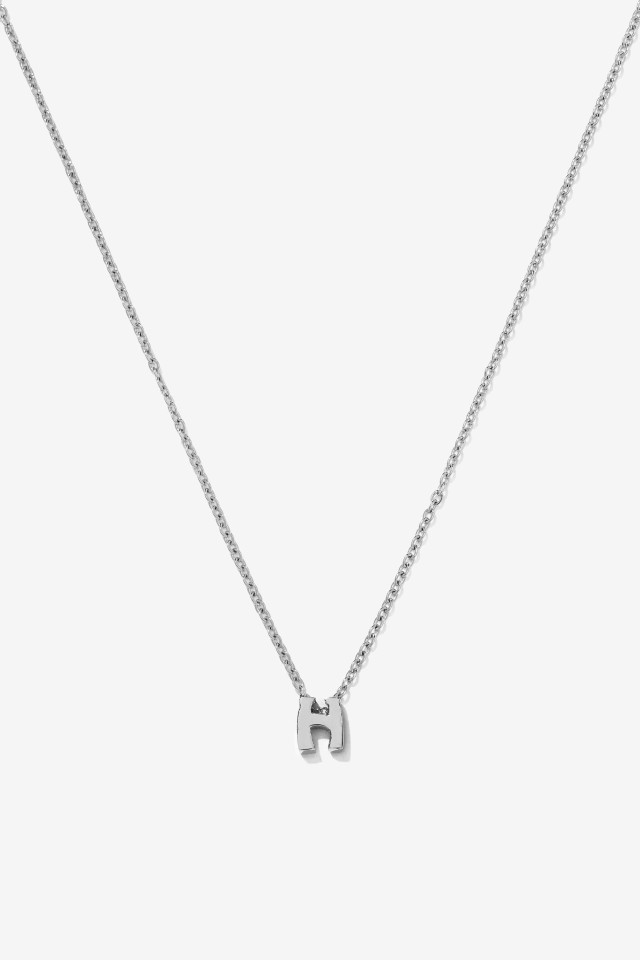 Collar con inicial de acero inoxidable