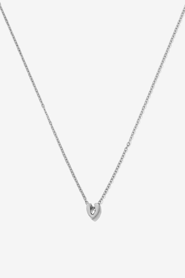 Collar con inicial de acero inoxidable
