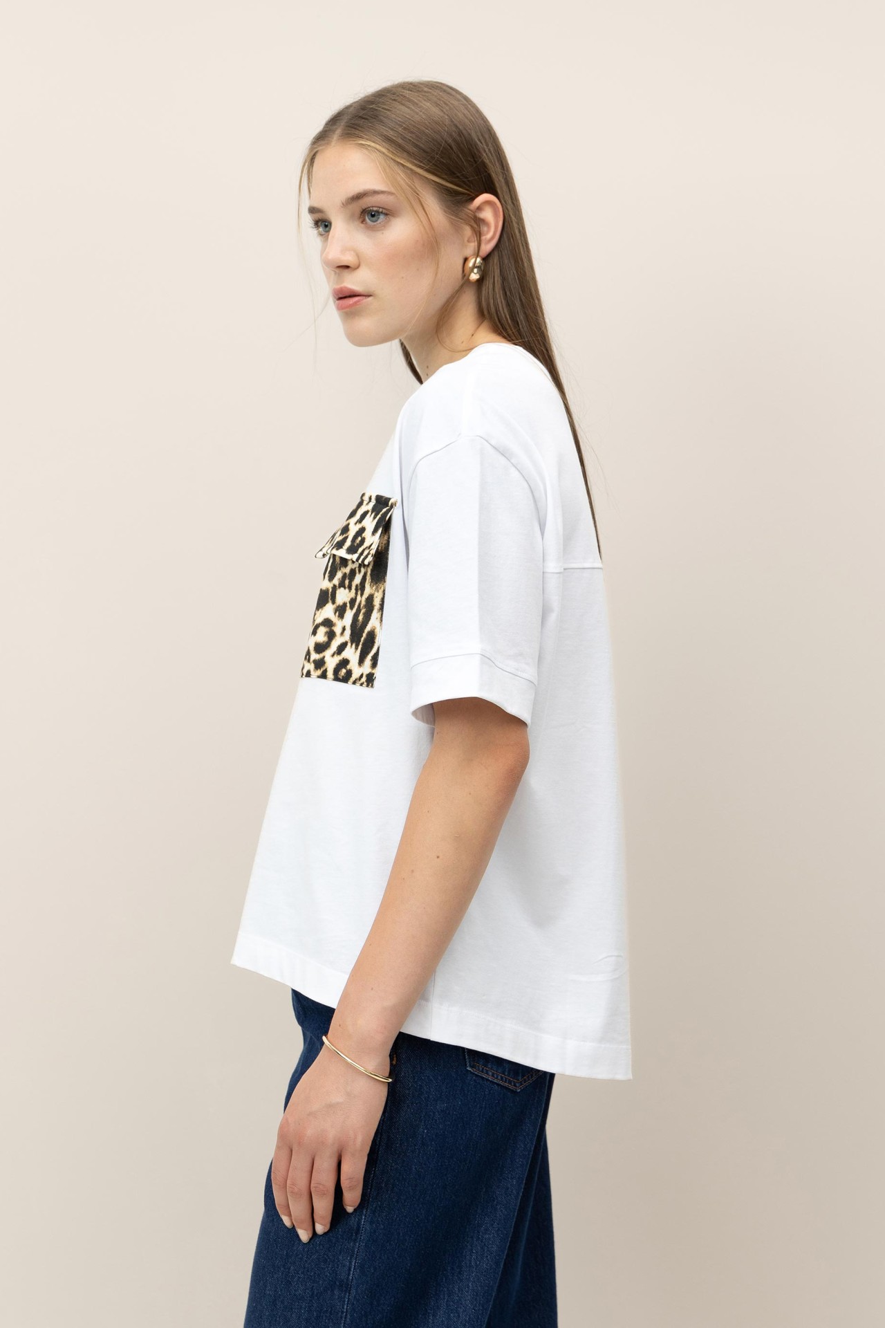 T-Shirt Oversized com Bolso de Leopardo