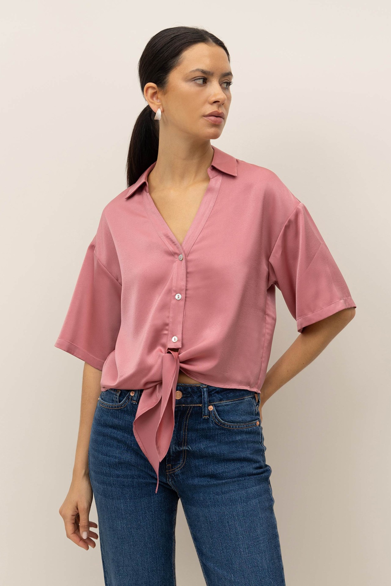 Camisa Cropped Acetinada com Laada