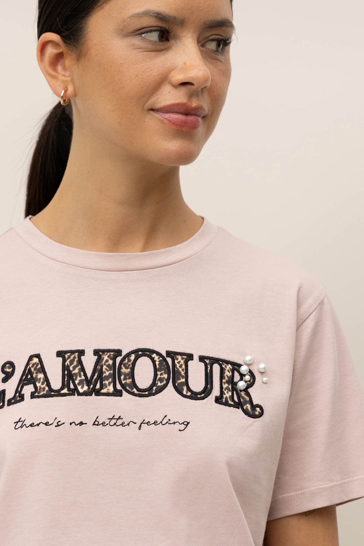 T-Shirt Bordada com Aplicaes