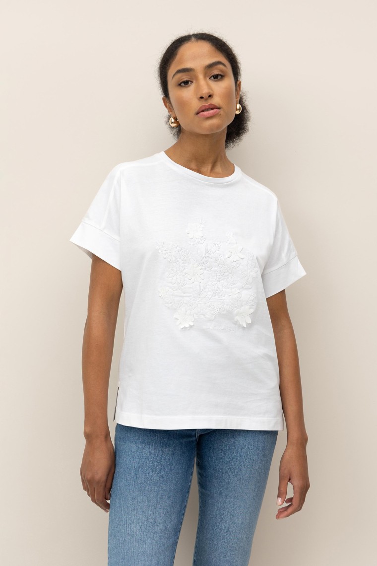 Camiseta Bordado Floral con Relieve