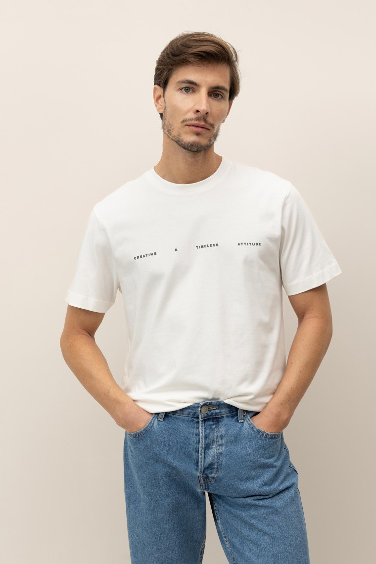 T-Shirt com Relevo e Estampado