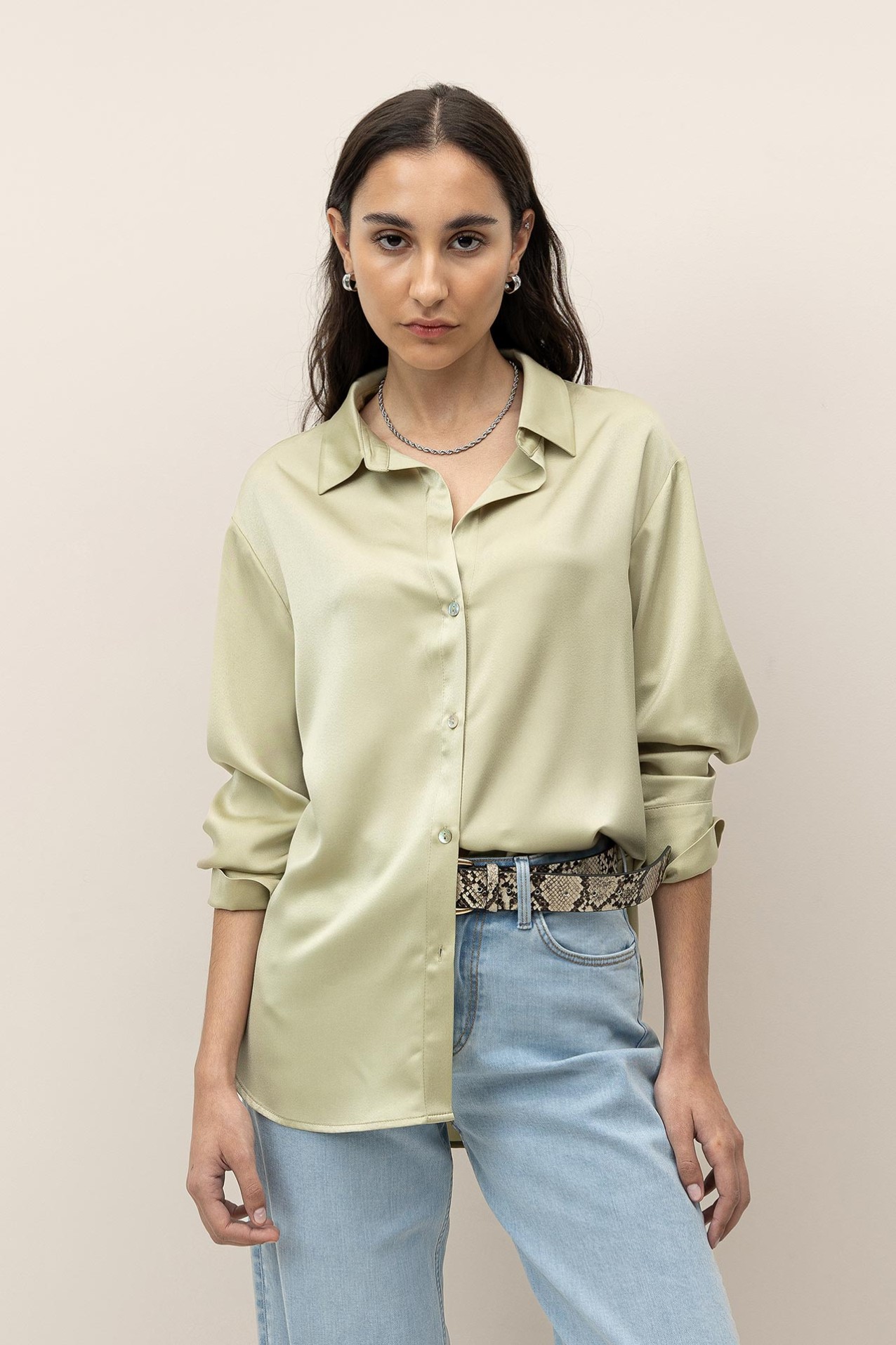 Camisa Acetinada Decote V