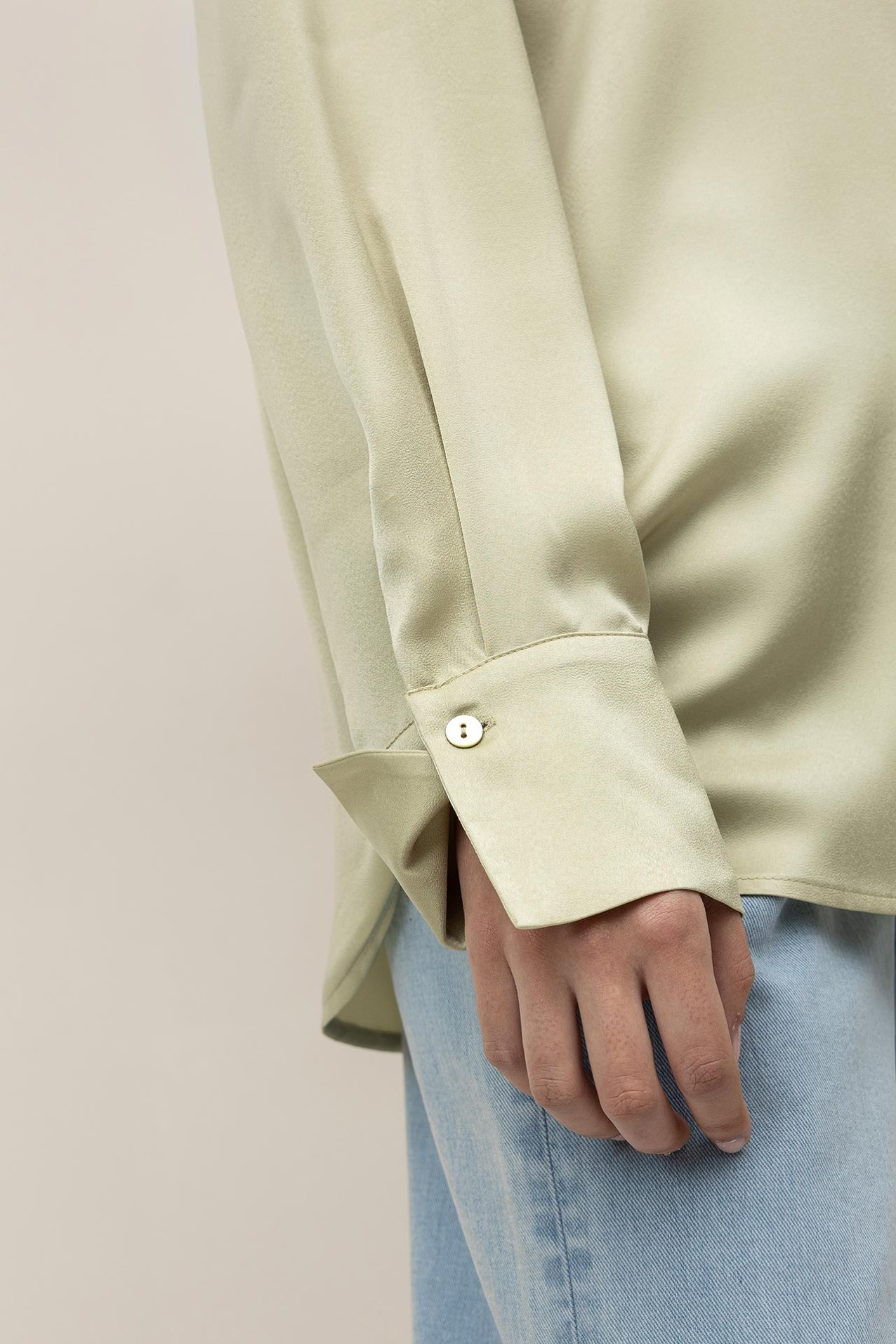 Camisa Acetinada Decote V