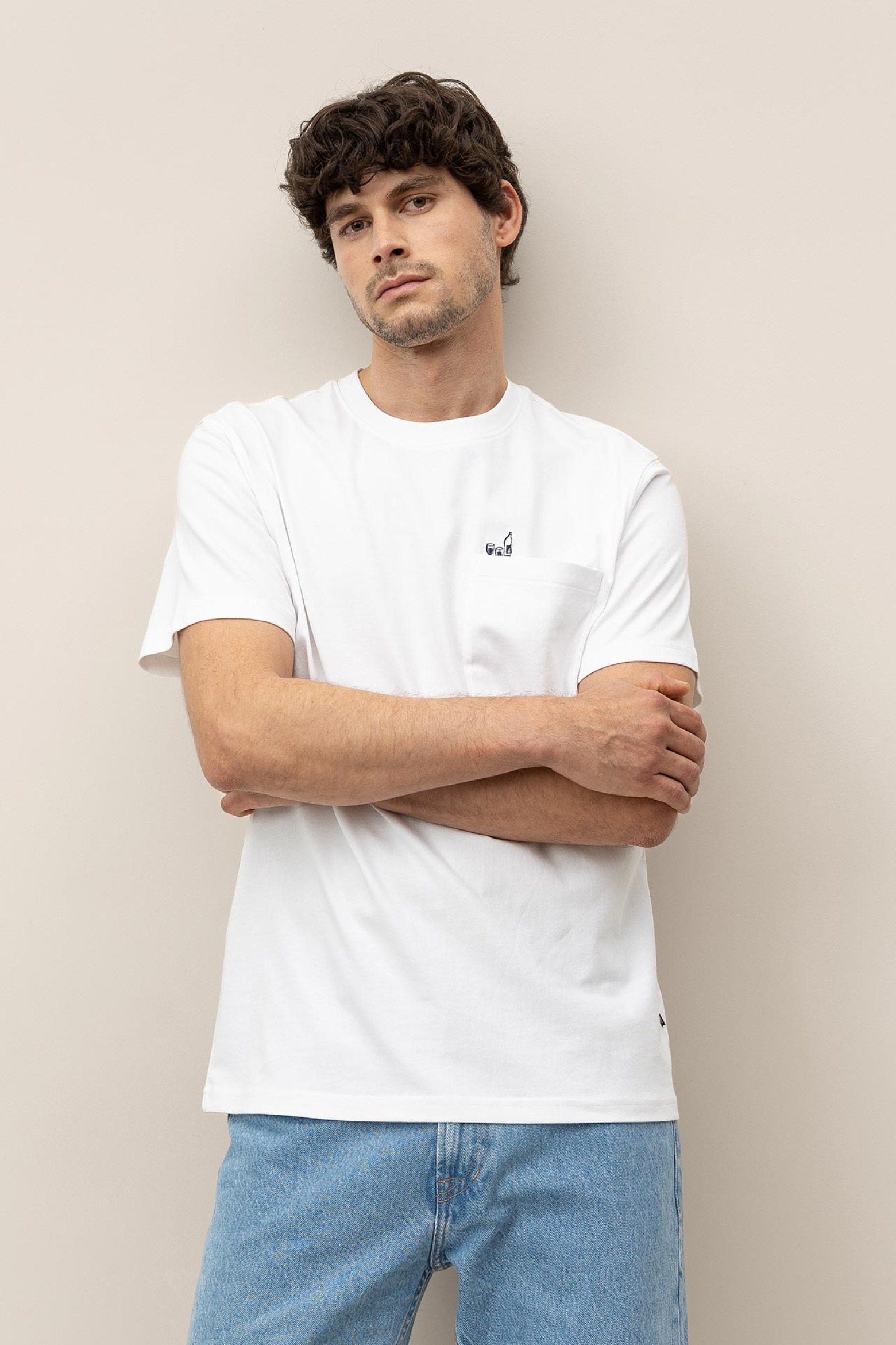 T-Shirt Bordada com Bolso