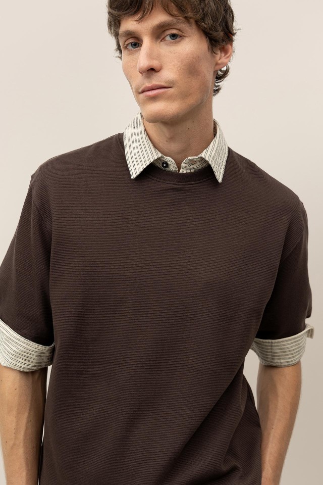 T-shirt com Relevo s Riscas