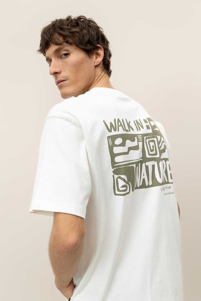 T-Shirt Relaxed com Costas Estampadas