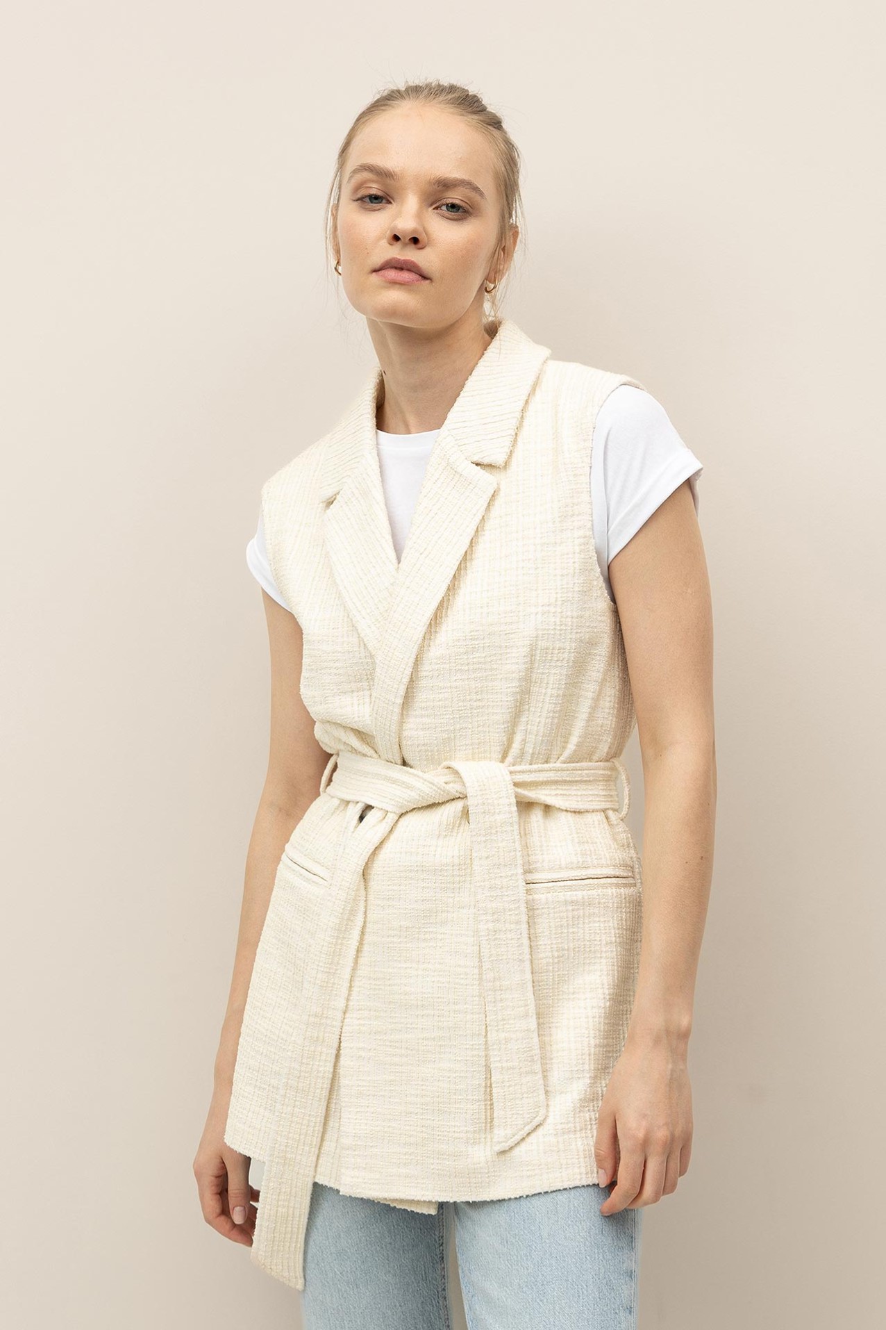 Colete Bordado com Cinto