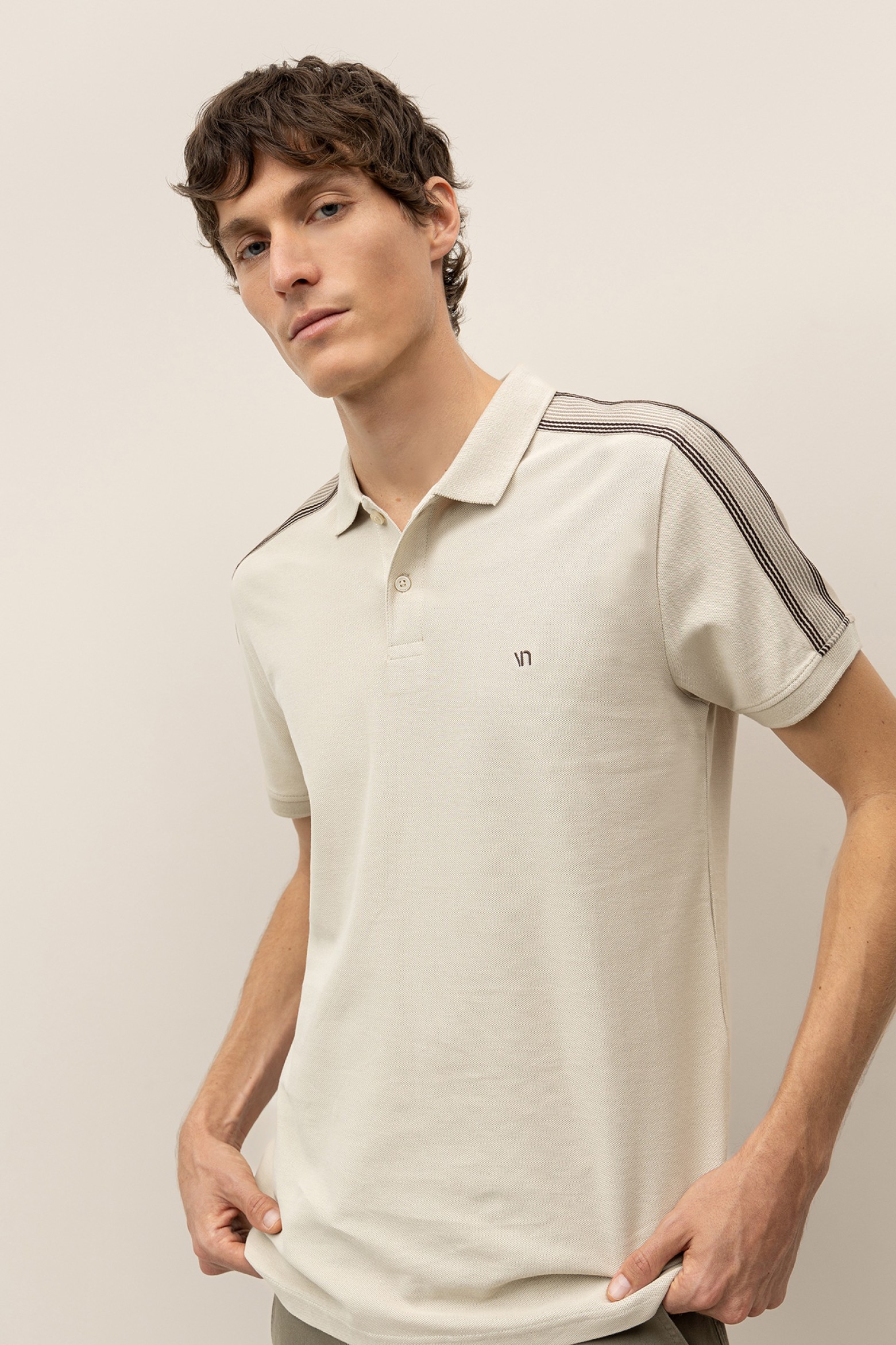 Polo con Bordado en los Hombros