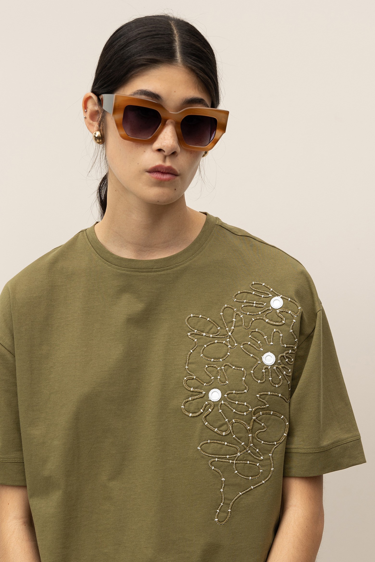 T-Shirt Oversized com Bordado Floral