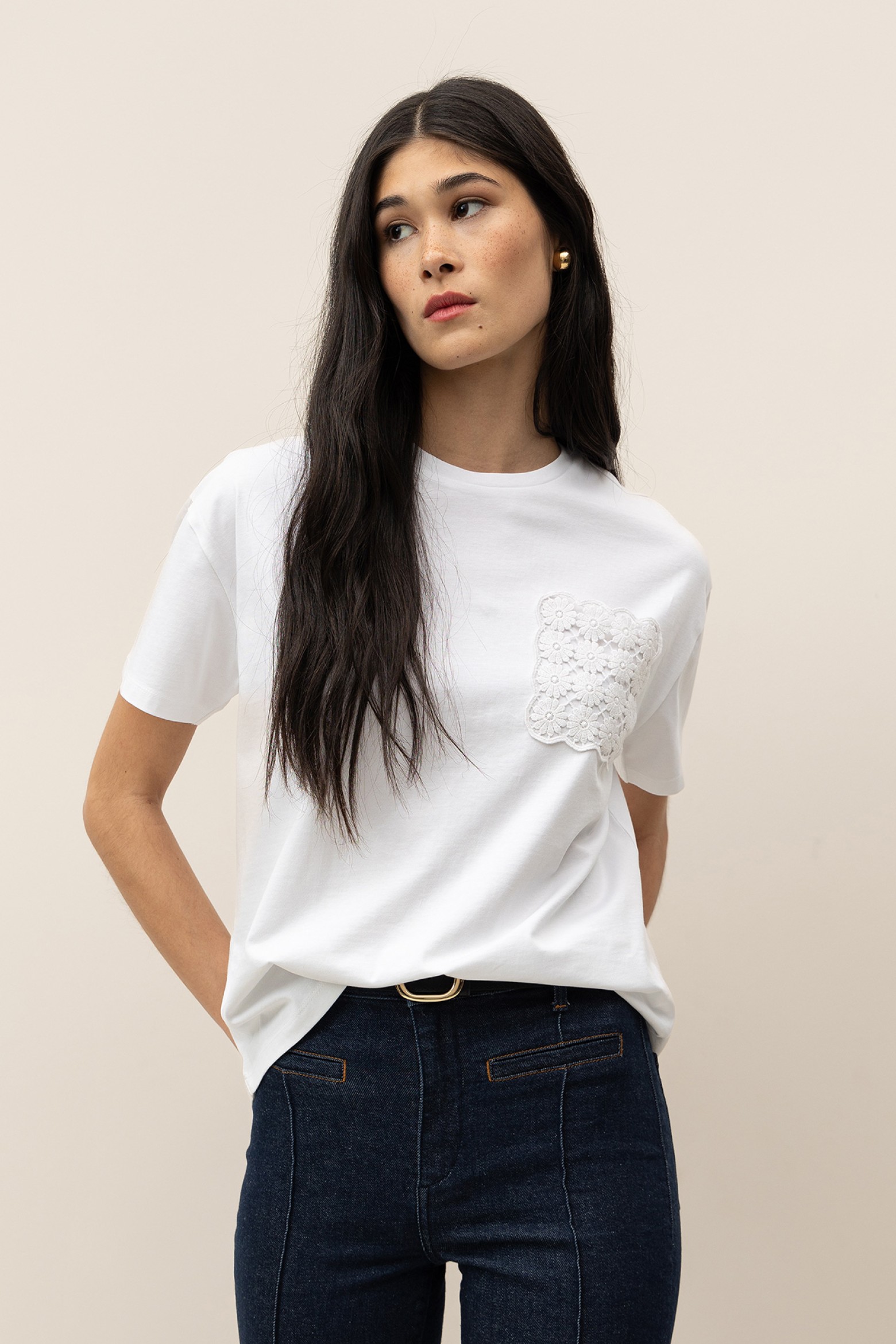 T-Shirt Relaxed com Bolso Floral