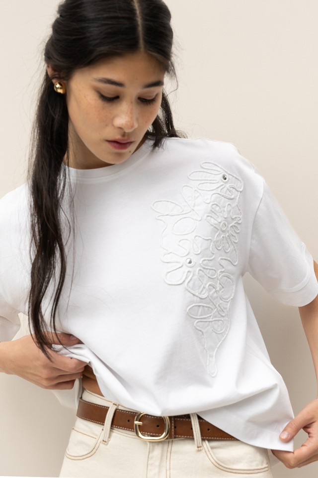 T-Shirt Oversized com Bordado Floral T-Shirt Oversized com Bordado Floral