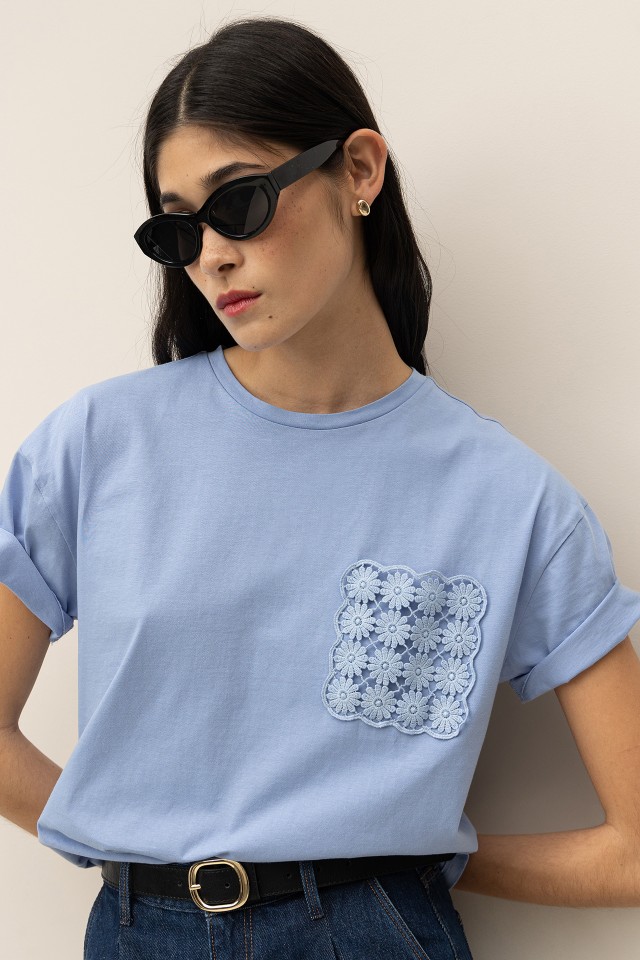 T-Shirt Relaxed com Bolso Floral T-Shirt Relaxed com Bolso Floral