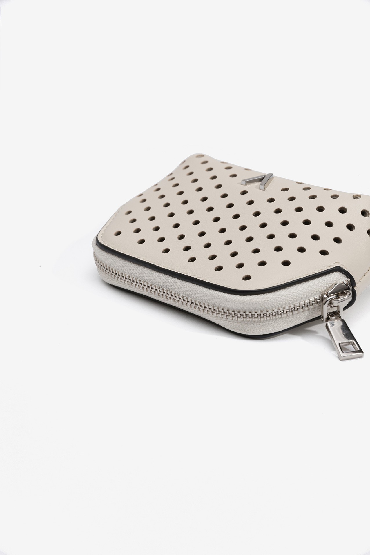 Bolsinha Efeito Pele Perfurada