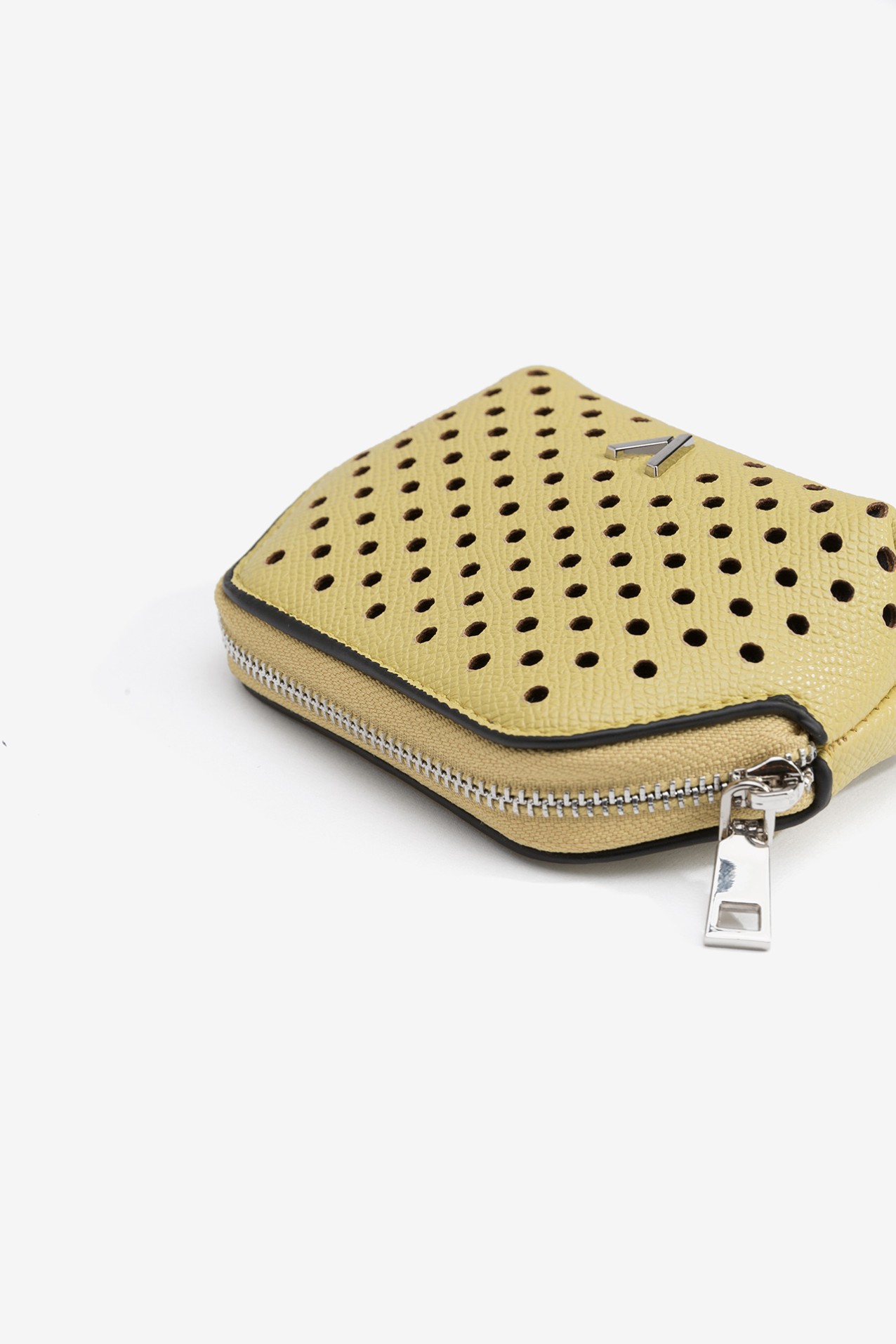 Bolsinha Efeito Pele Perfurada