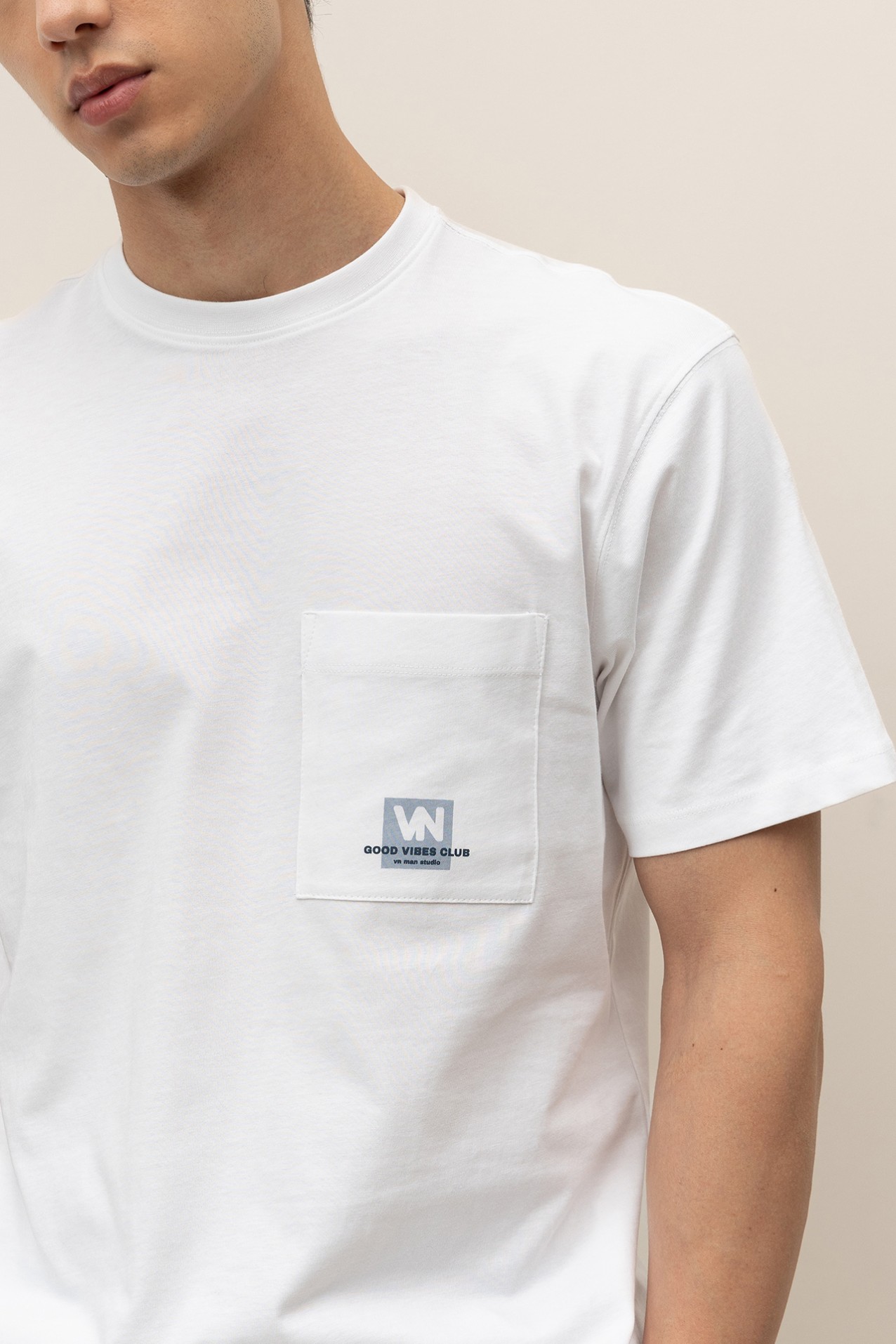 T-Shirt com Bolso Estampado