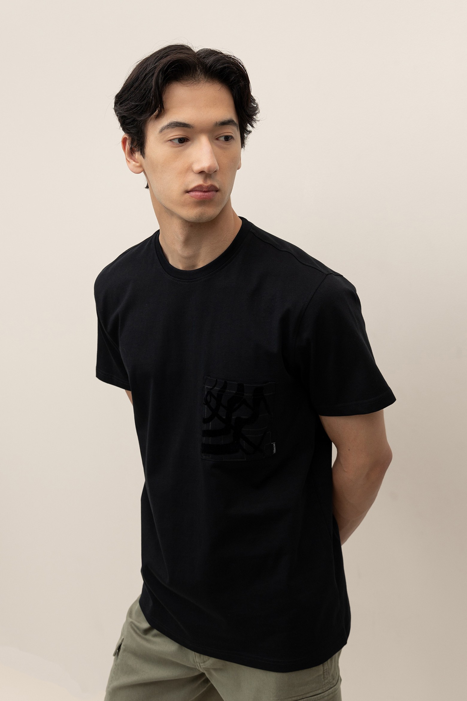 T-Shirt com Bolso Aveludado