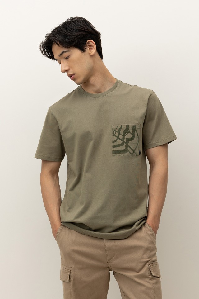 T-Shirt com Bolso Aveludado