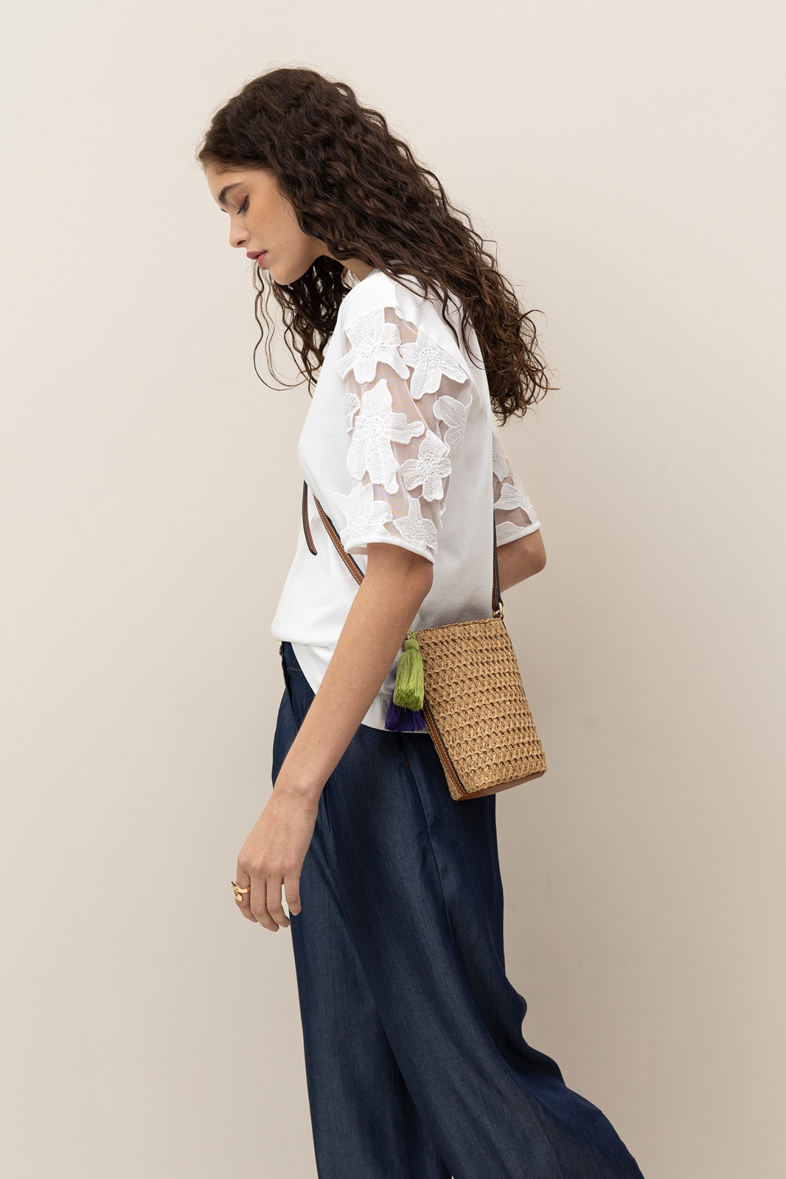 Camiseta Combinada con Bordados Florales