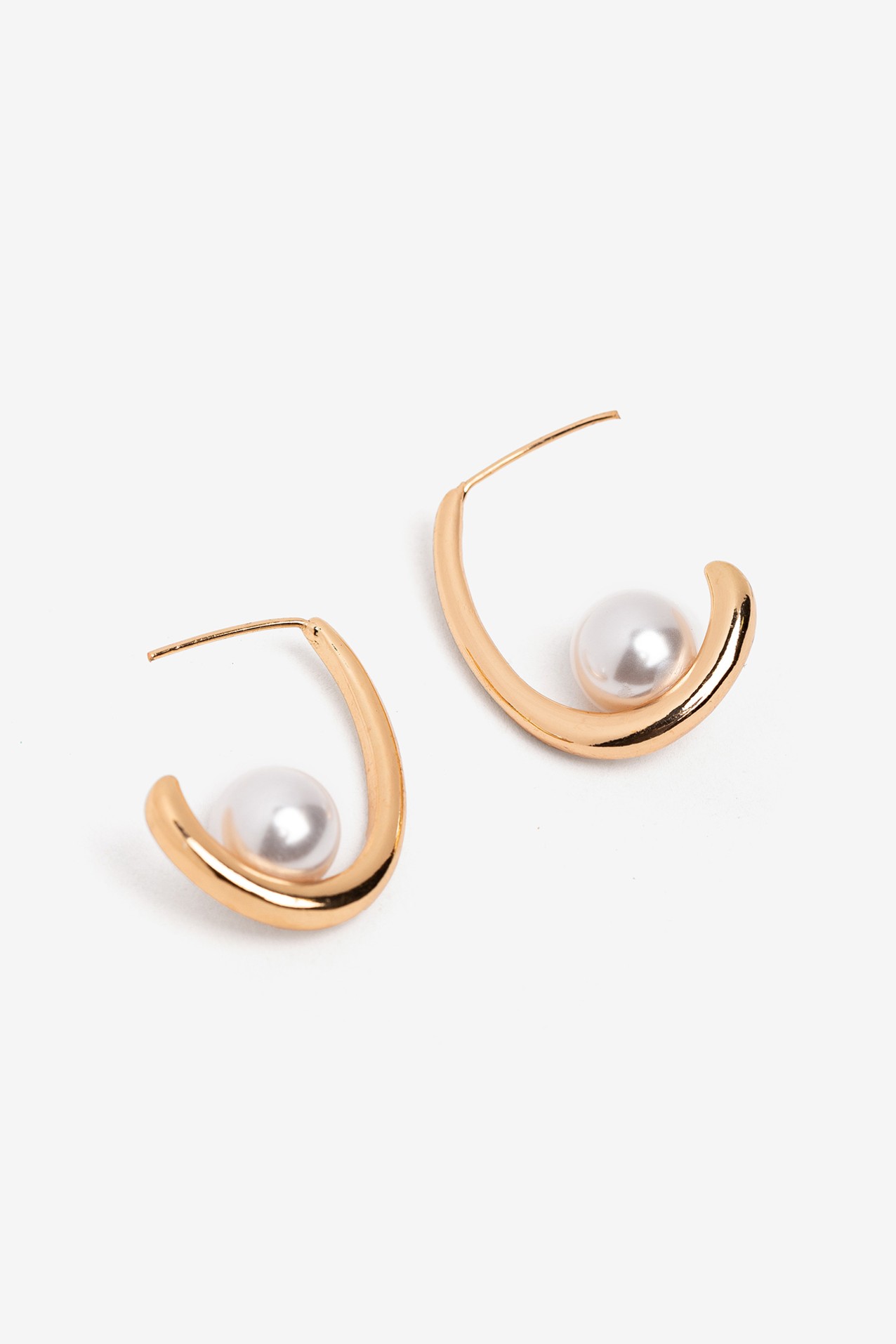 Brincos Curvos Efeito Prola