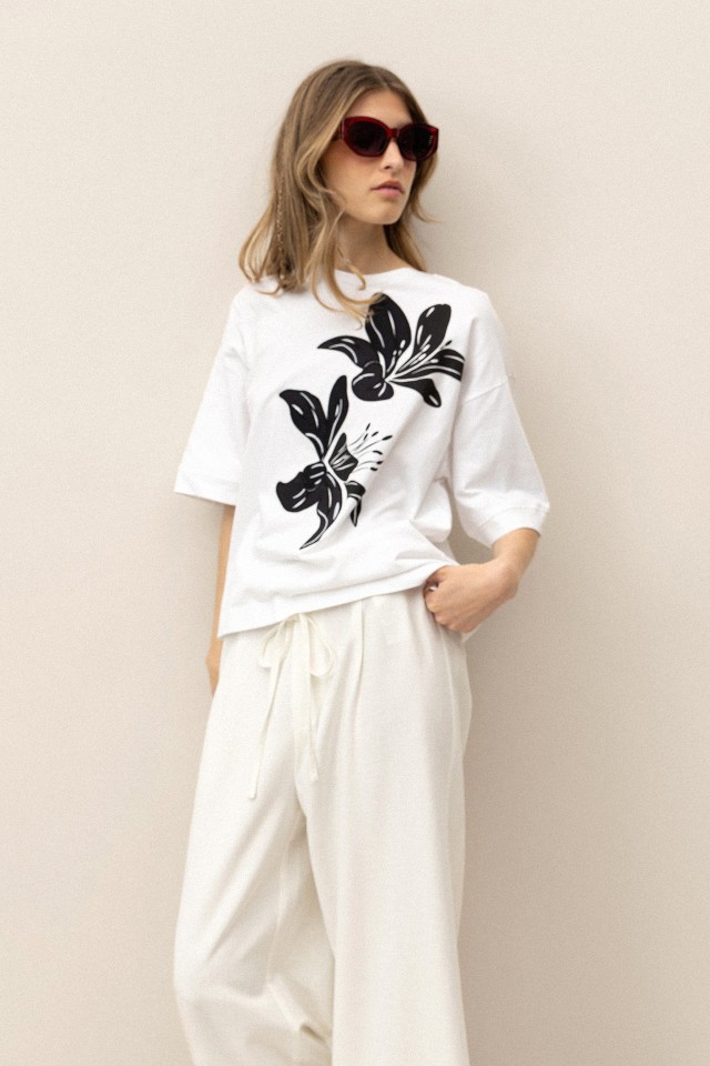 T-Shirt Oversized com Bordado Floral