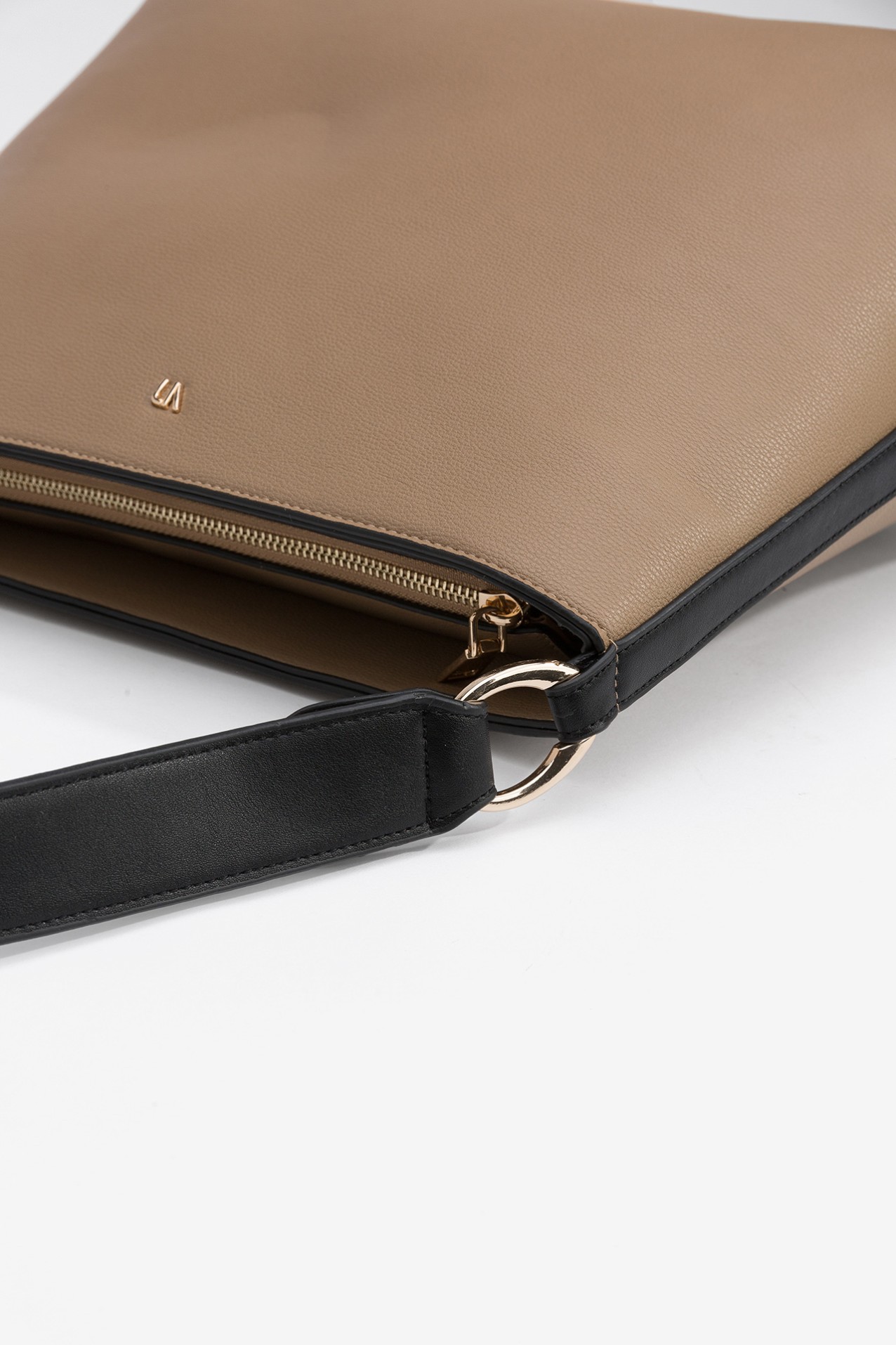 Mala de Ombro com Aros Metlicos