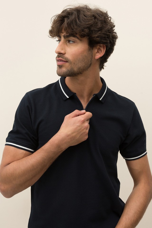Polo Texturizada com Fecho