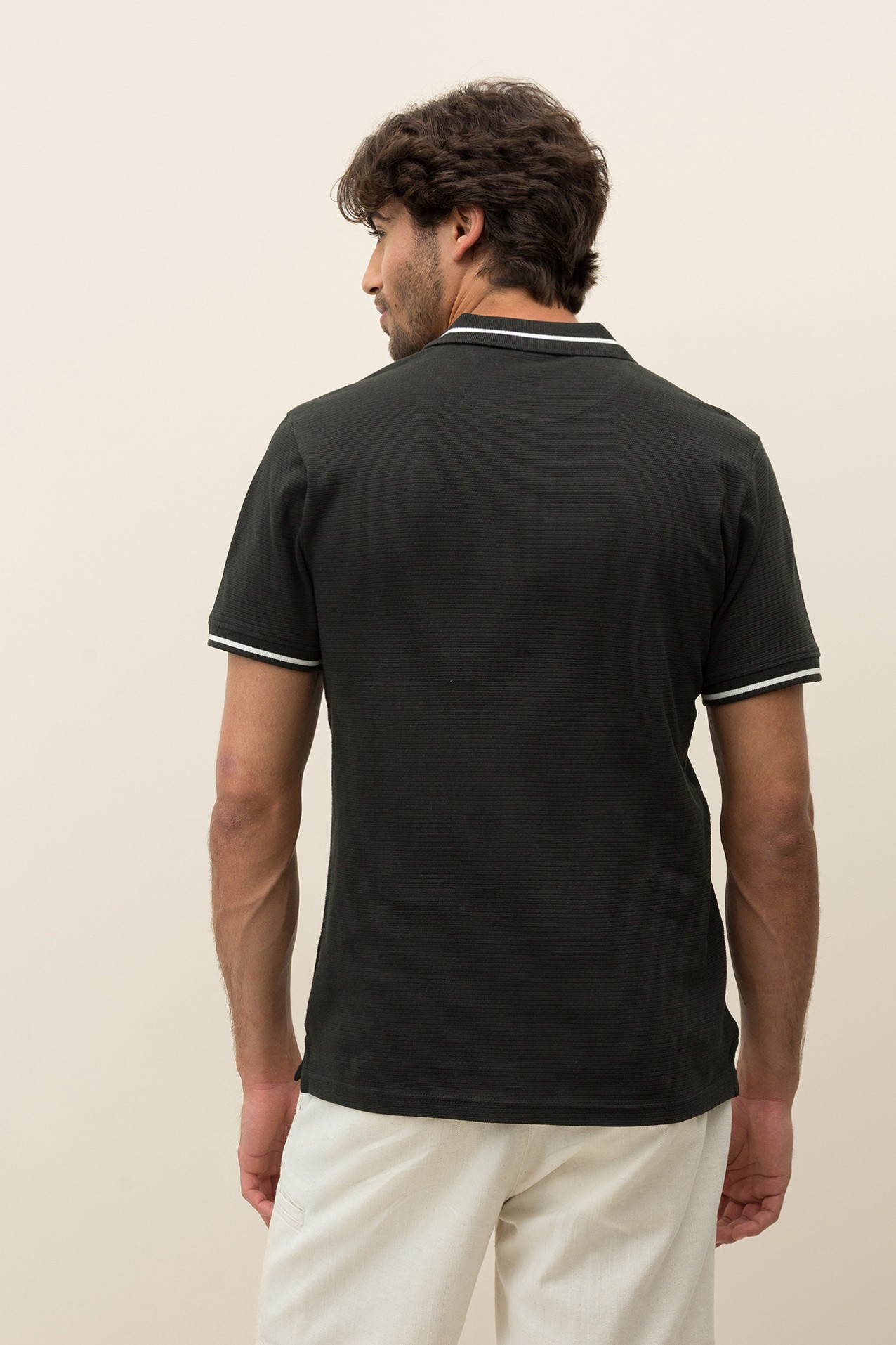 Polo Texturizada com Fecho