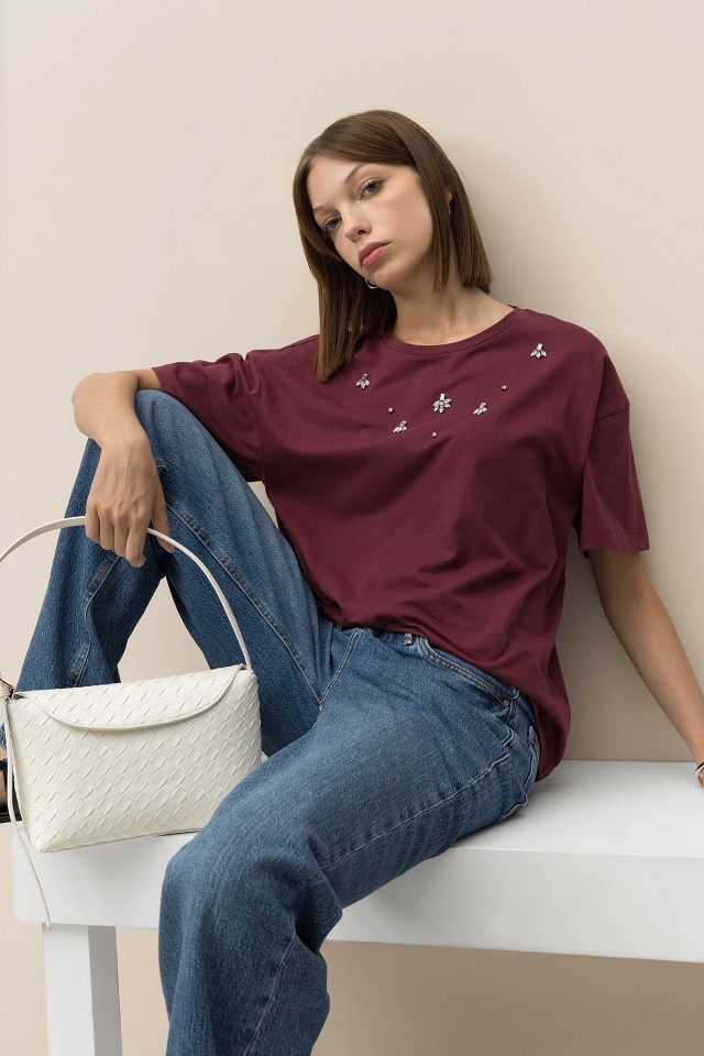 T-Shirt Relaxed com Joias