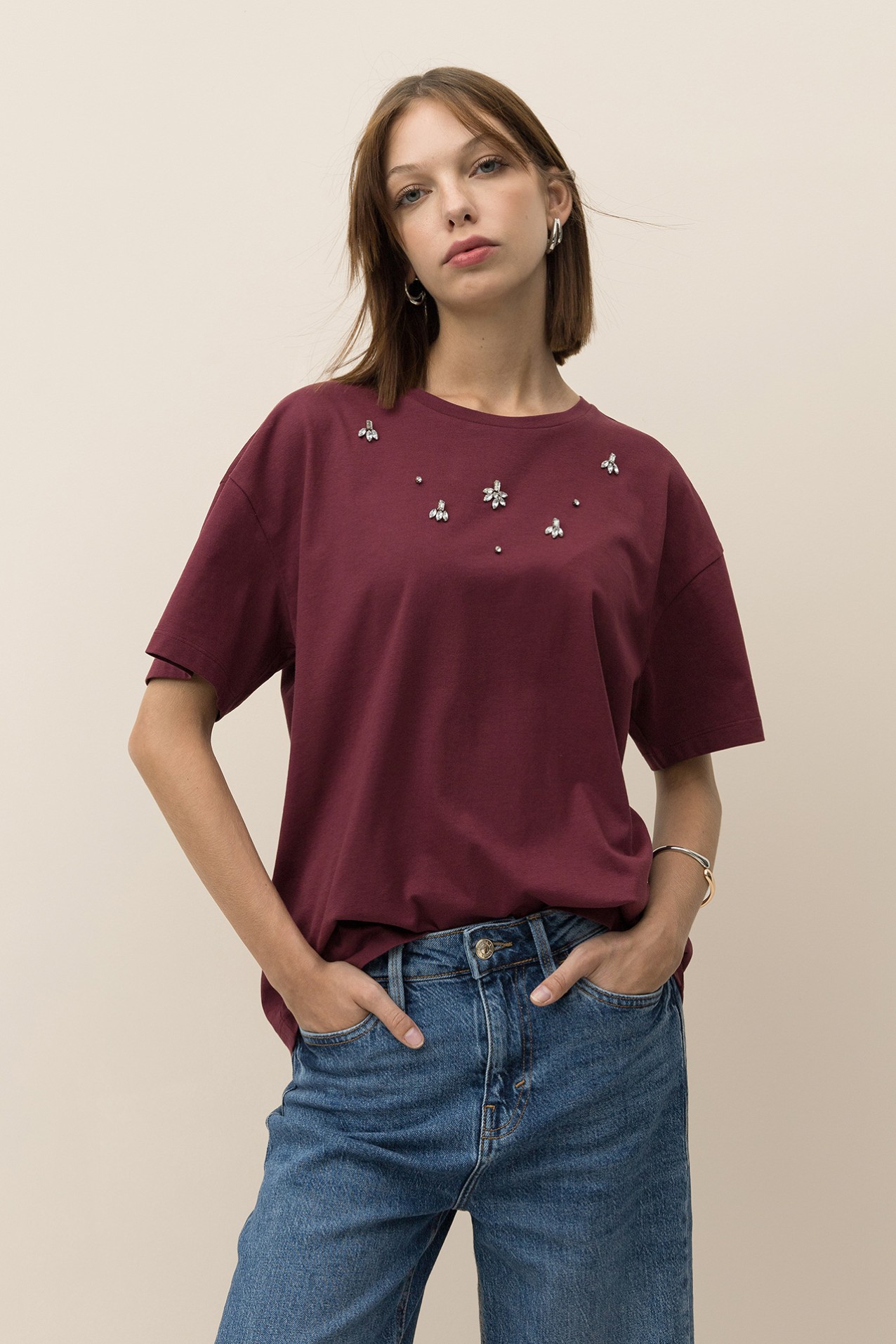 T-Shirt Relaxed com Joias