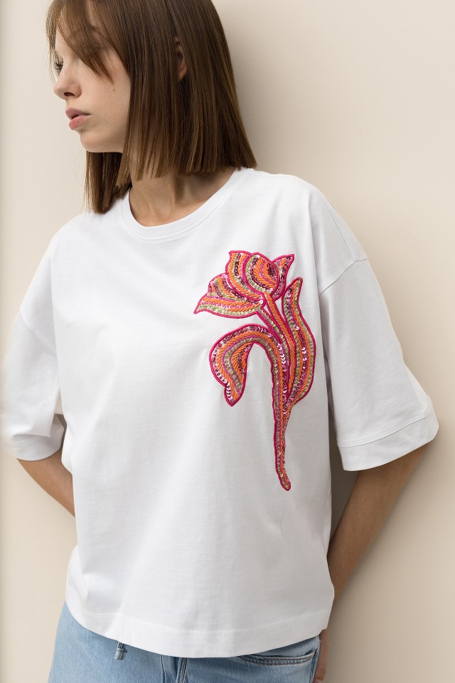 Camiseta Oversize con Bordado Floral