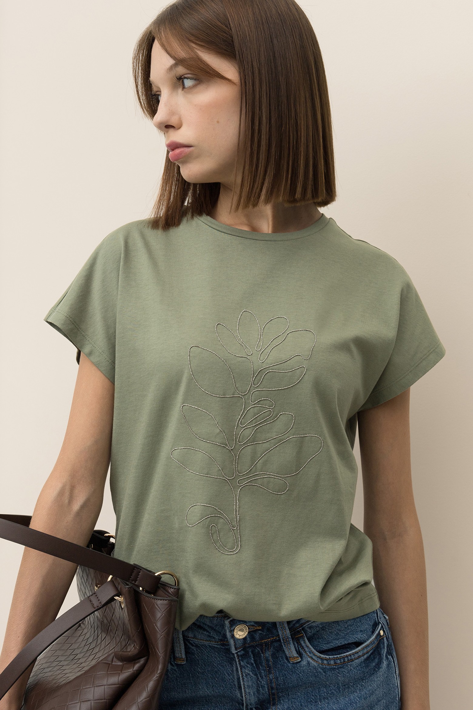 T-shirt com Bordado Metlico