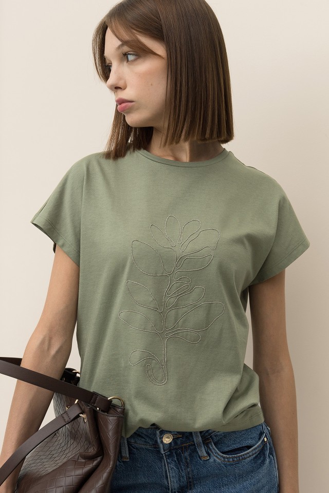 T-shirt com Bordado Metlico