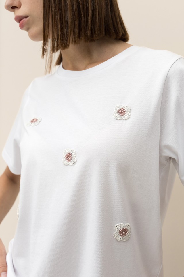 Camiseta con Flores de Cuentas Camiseta con Flores de Cuentas