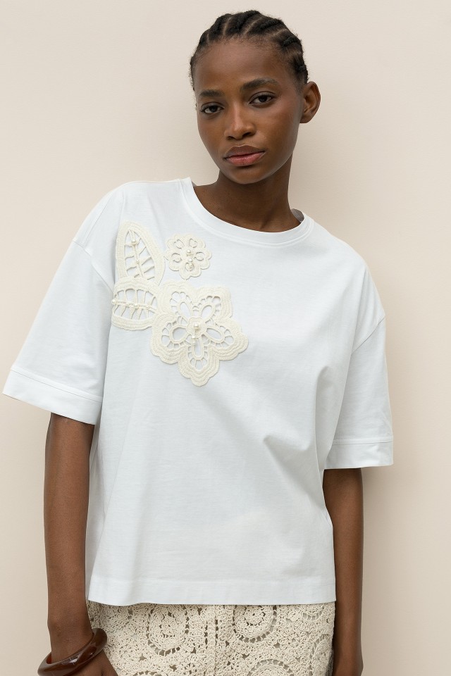 Camiseta Oversized con Bordado Floral