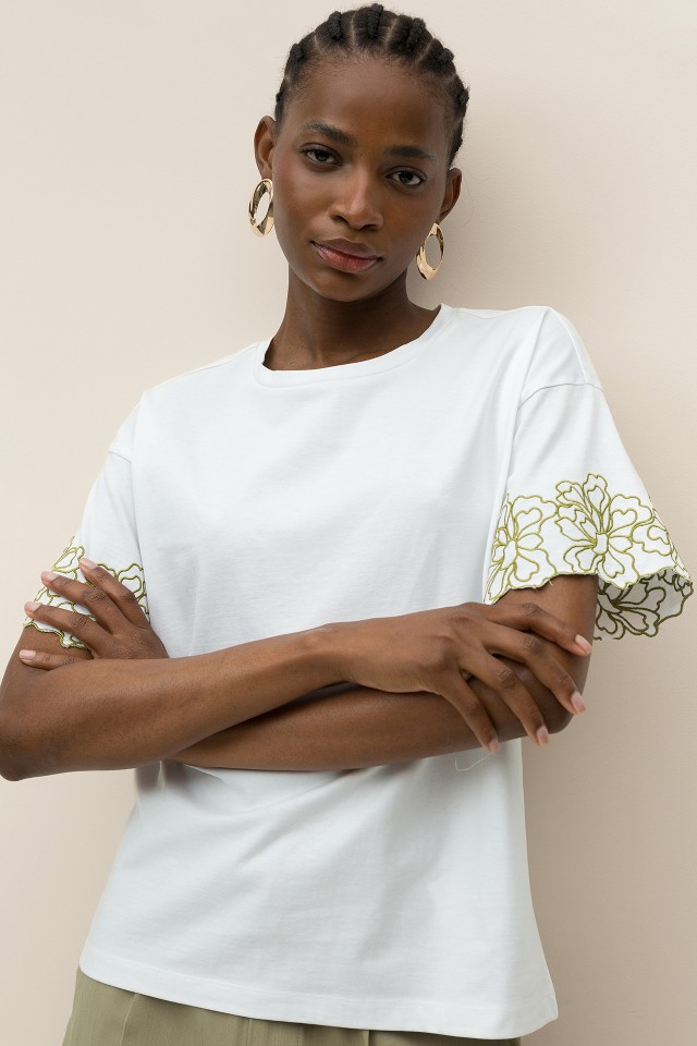 Camiseta Relaxed con Bordado Floral