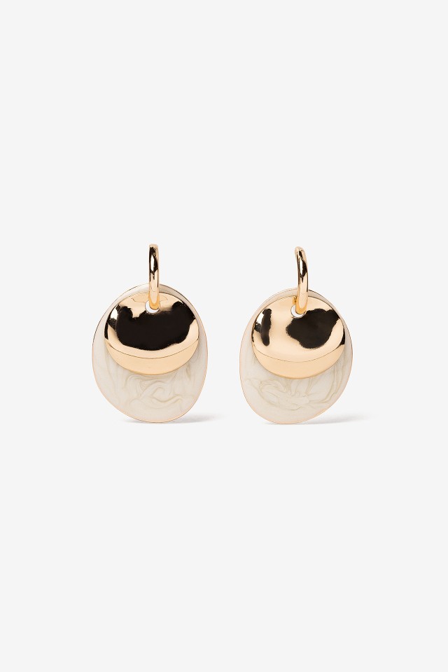 Pendientes dorados modernos