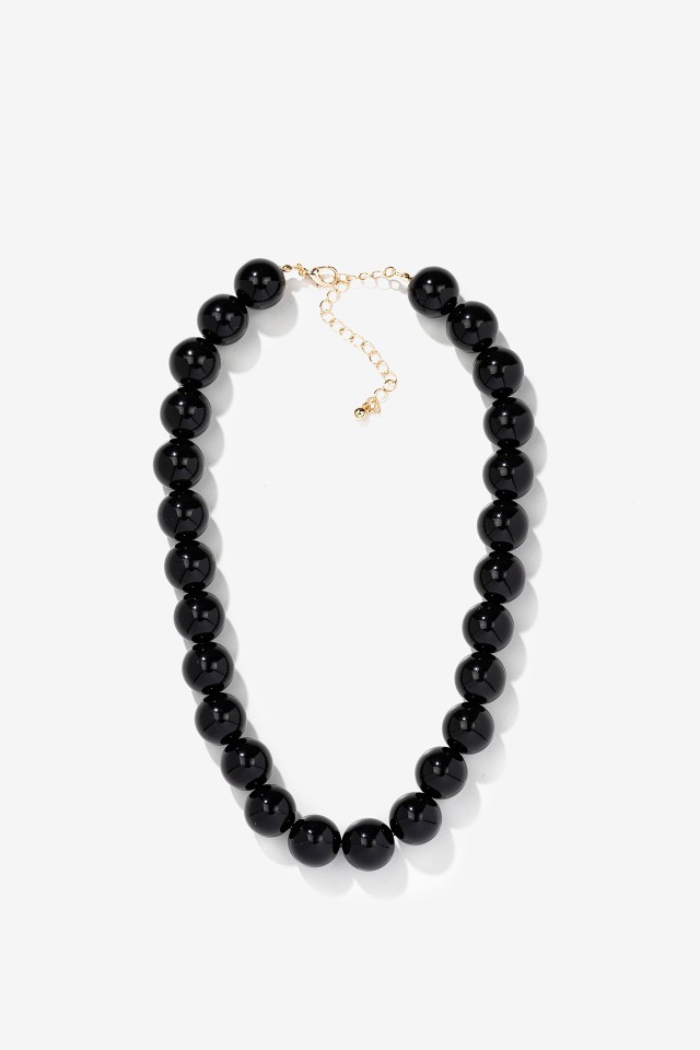 Collar de cuentas negras