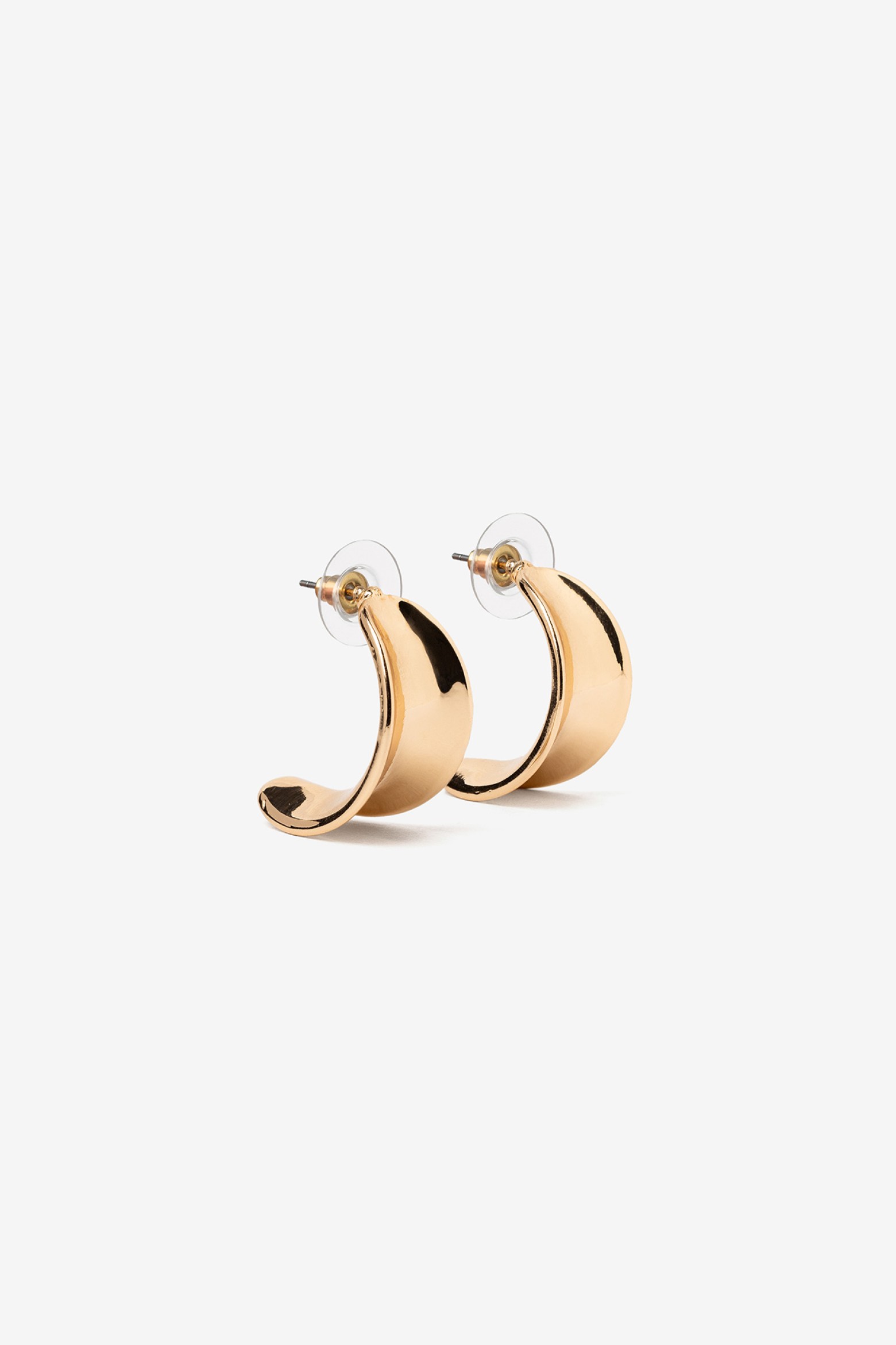 Pendientes dorados curvos