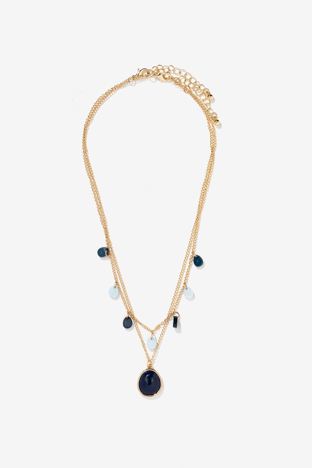 Collar dorado con colgantes