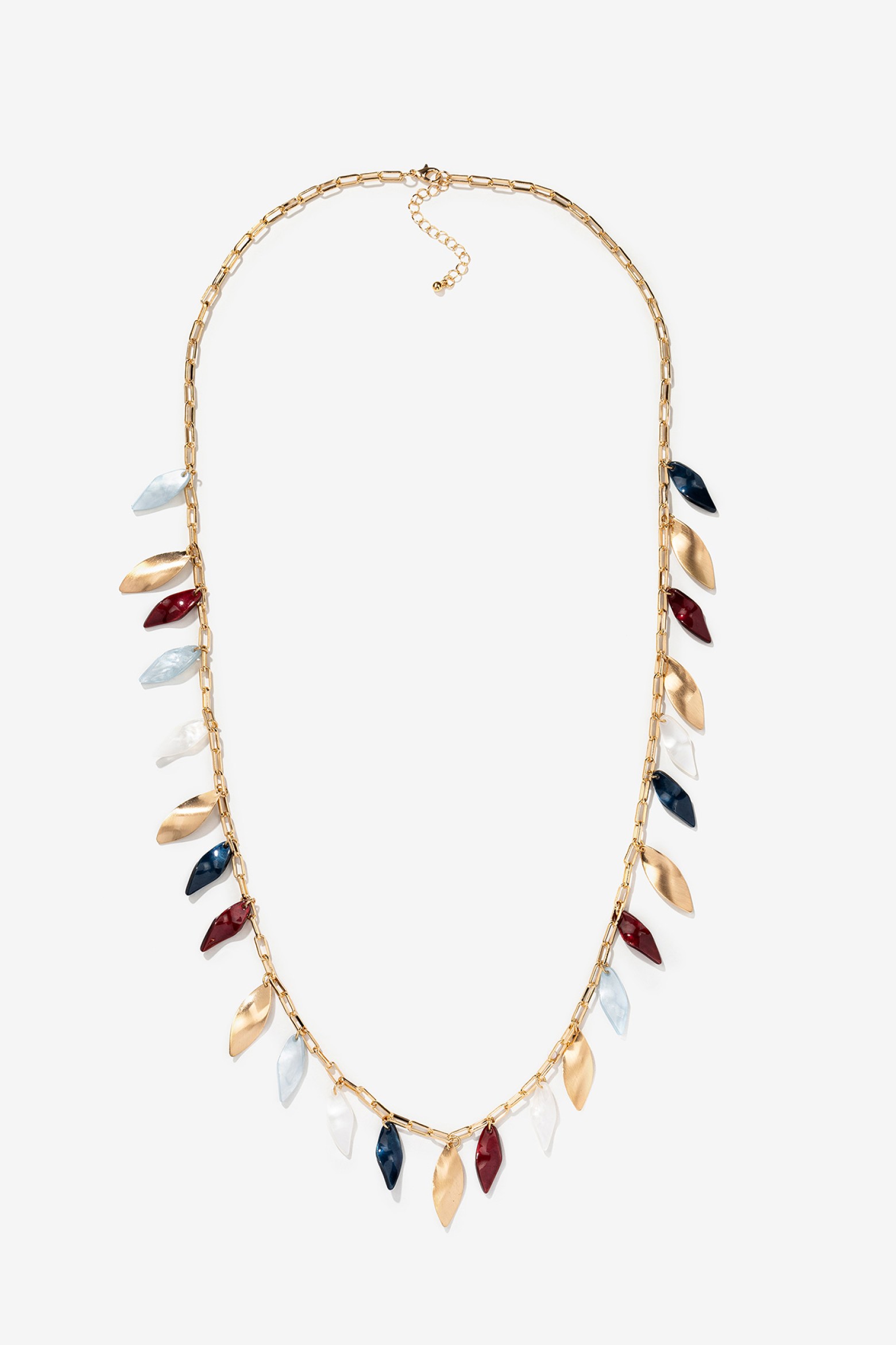 Collar dorado con hojas