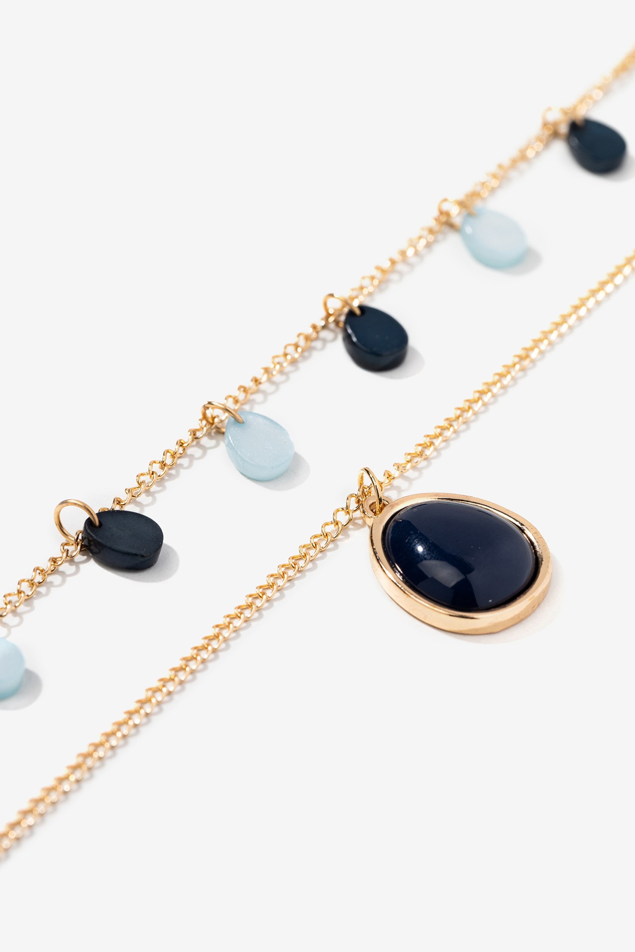 Colar Dourado com Pingentes