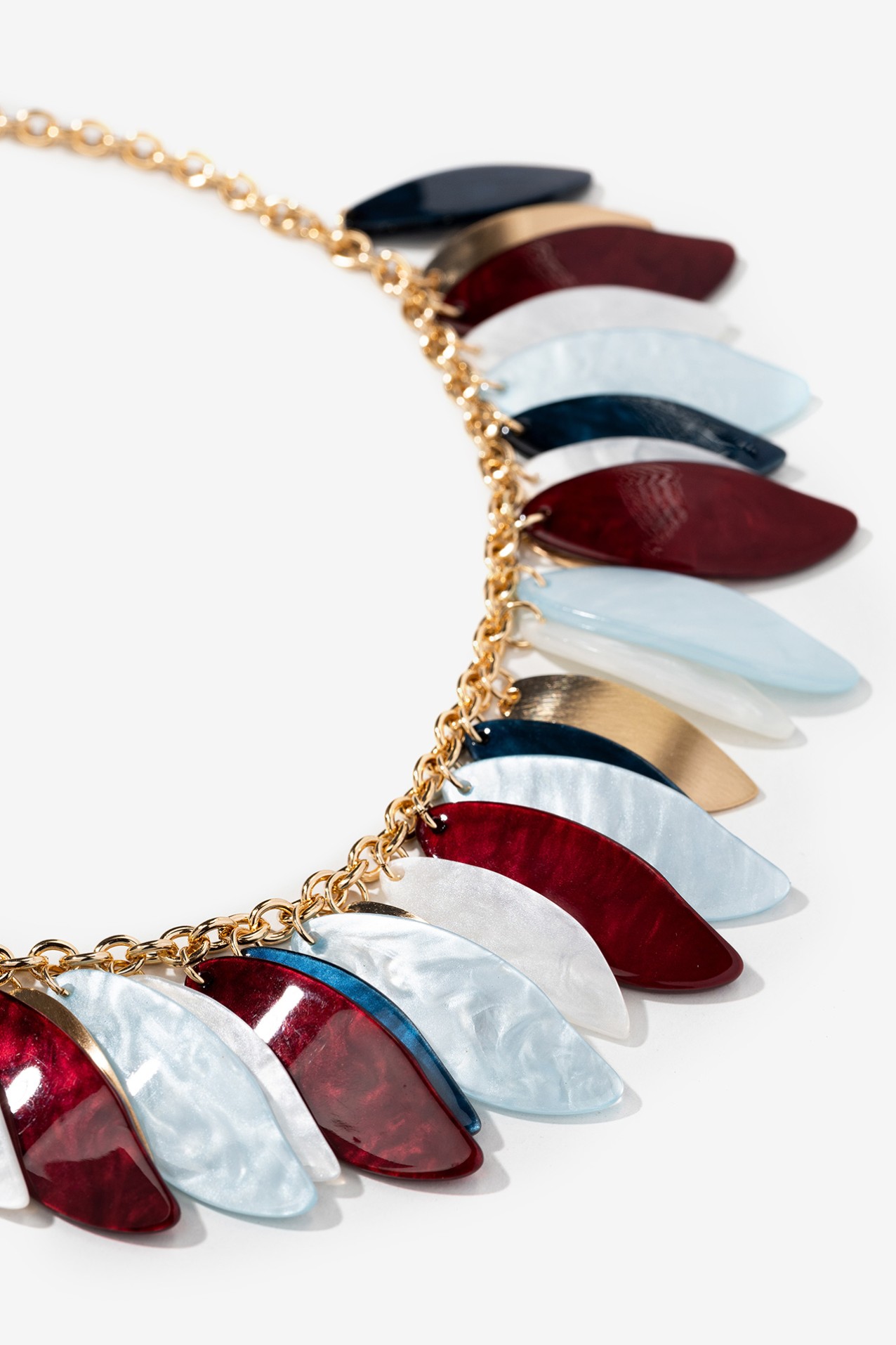 Colar Dourado com Penas