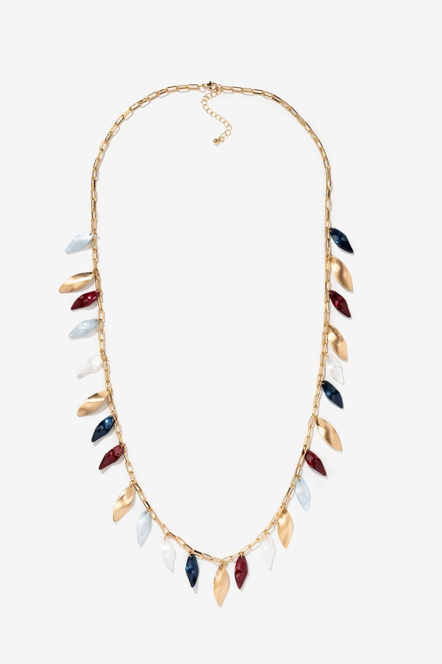 Collar dorado con hojas