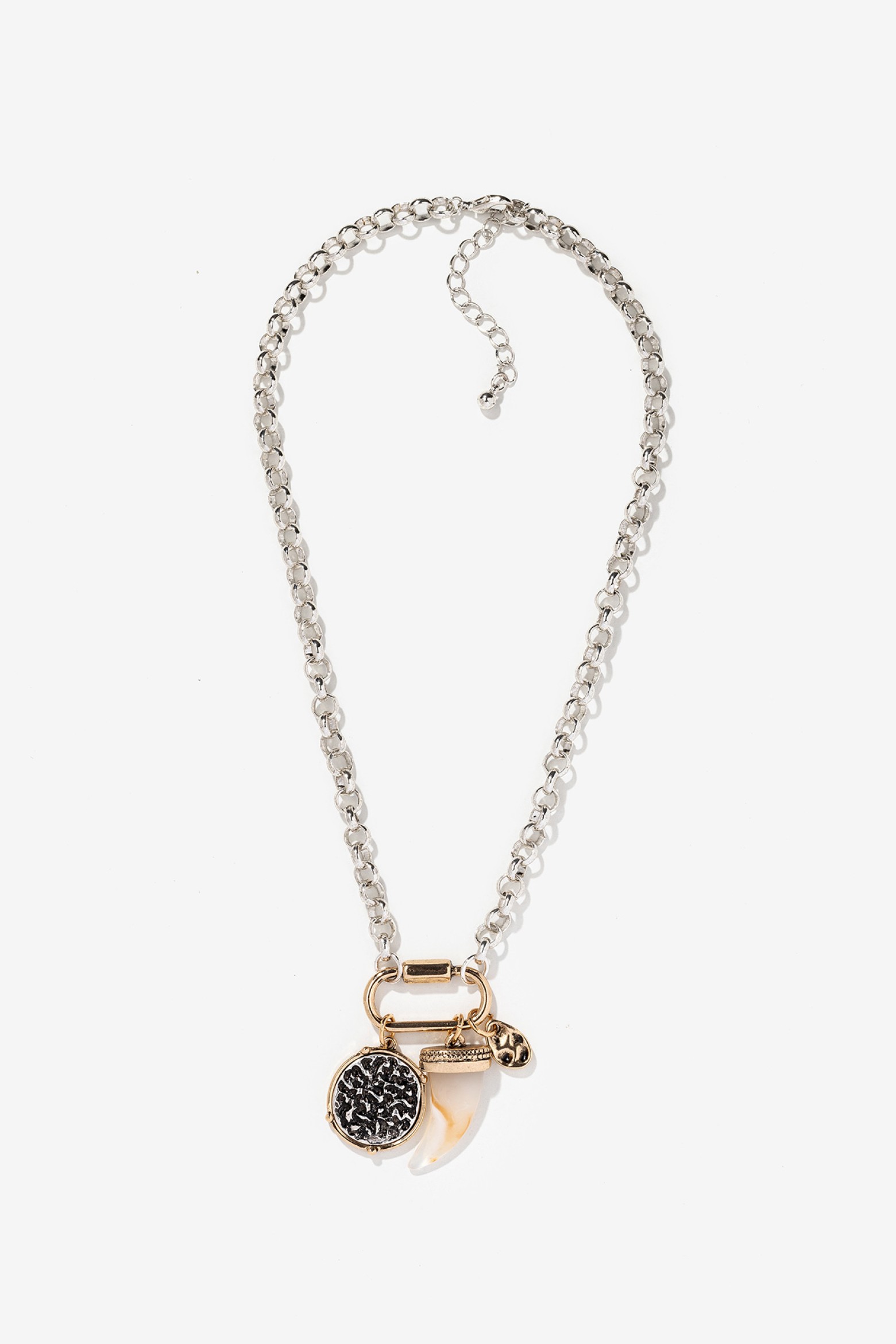 Collar con colgantes dorados