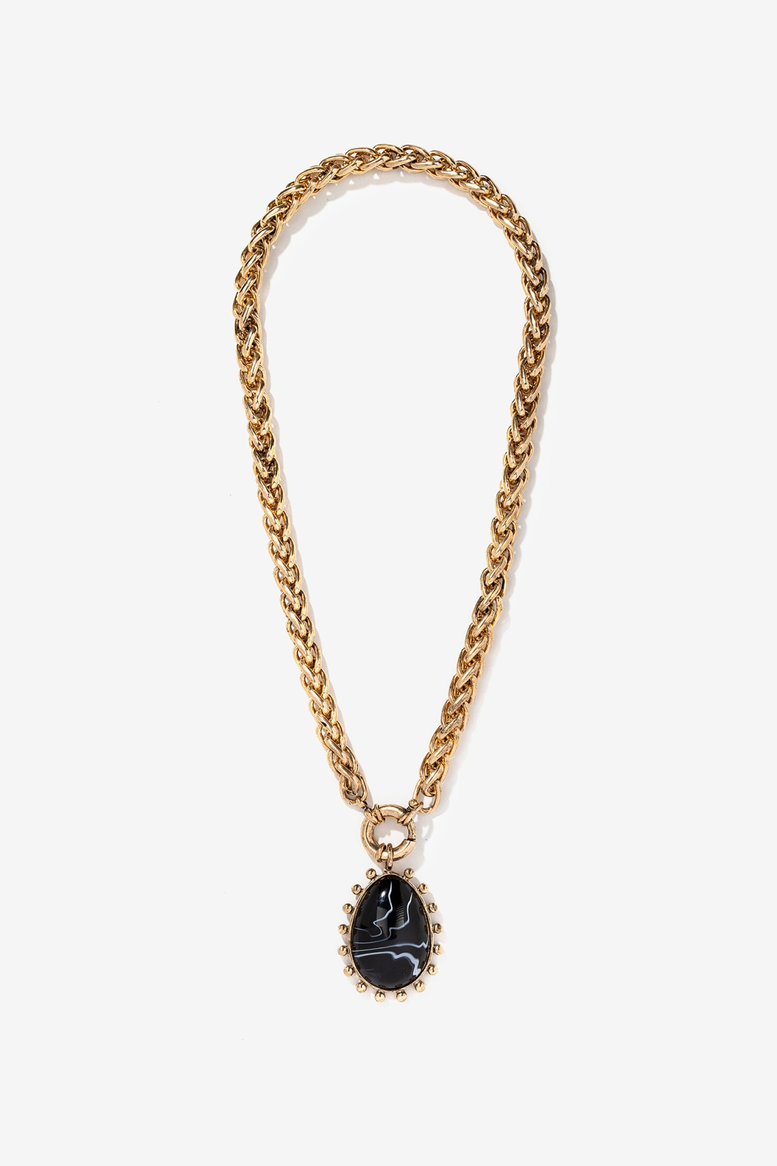 Collar dorado con colgante