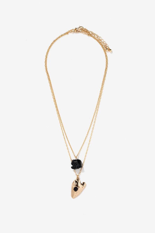Collar con colgantes dorados