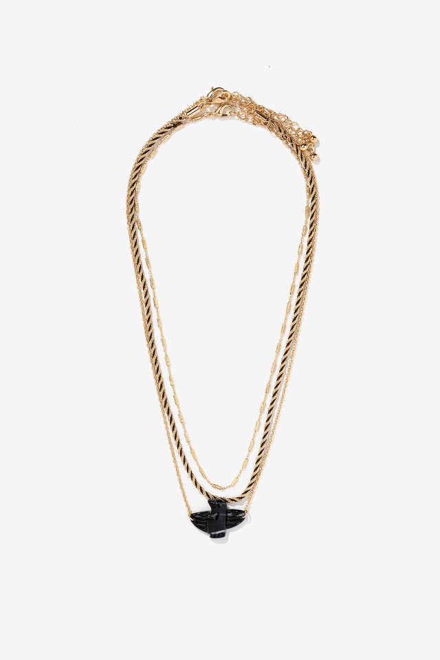 Collar dorado con colgante